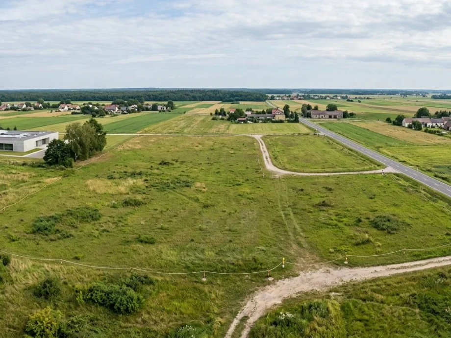 widok pustej działki z drona